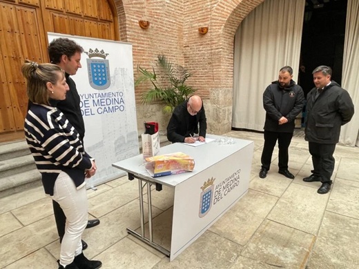 El compositor valenciano hace entrega de las partituras a la Banda Municipal. Con él, Cristina Aranda como concejal de Cultura, Alberto Mateo como director de la formación musical; a la izquierda, el vicesecretario y presidente de la Junta de Semana Santa, Jairo Zarco y David Muriel